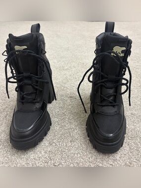 NWOT Sorel Women's Black Lace-Up Platform Boots